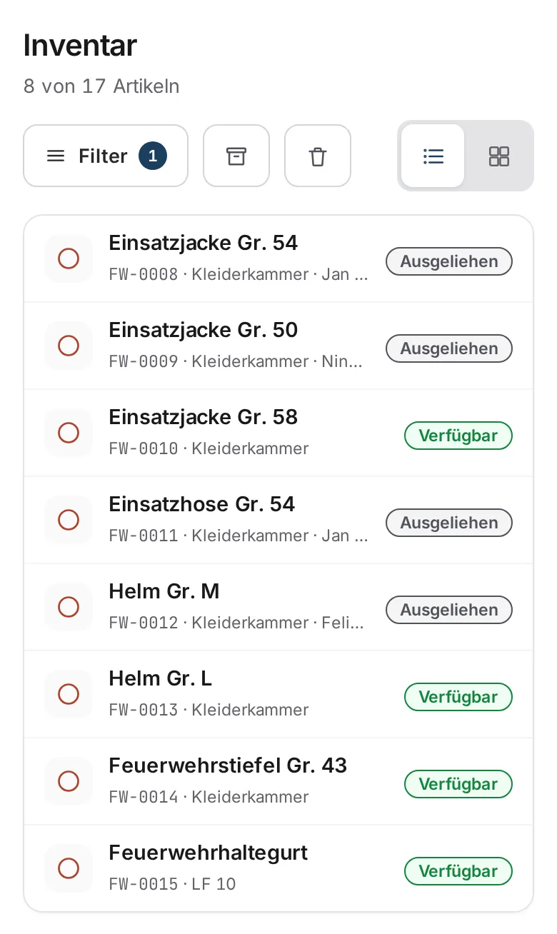 Materialwart auf dem Handy: Schutzausrüstung nach Größe, persönlich ausgegeben oder in der Kleiderkammer verfügbar