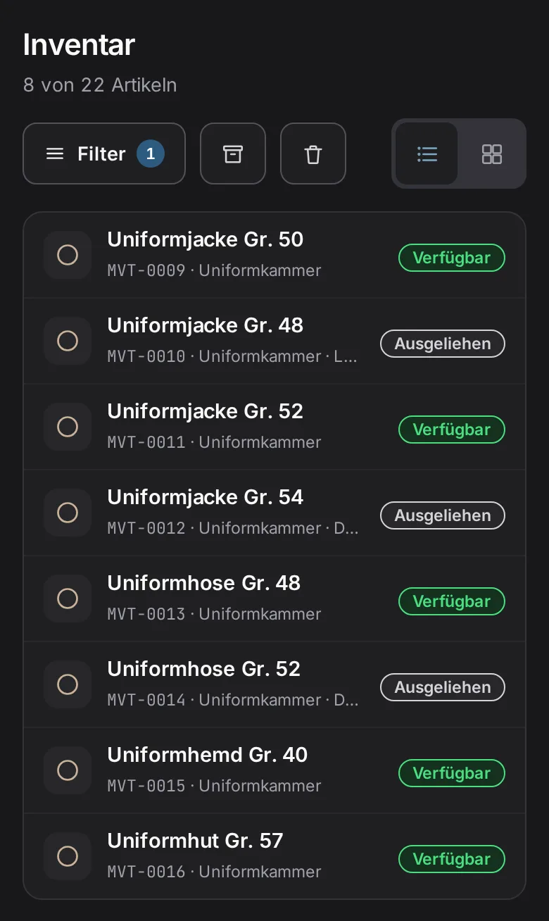 Materialwart auf dem Handy: Inventar gefiltert auf Uniformen, Jacken und Hosen nach Größe, frei oder ausgeliehen