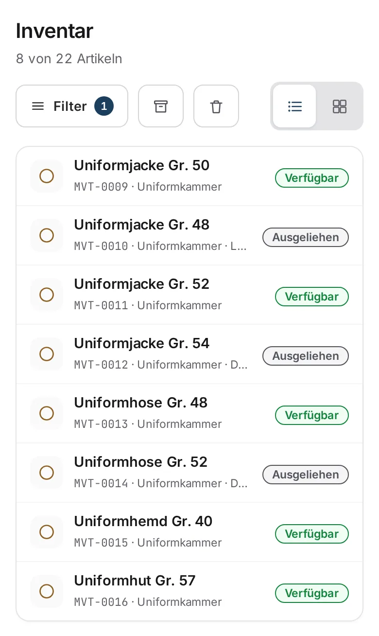 Materialwart auf dem Handy: Inventar gefiltert auf Uniformen, Jacken und Hosen nach Größe, frei oder ausgeliehen