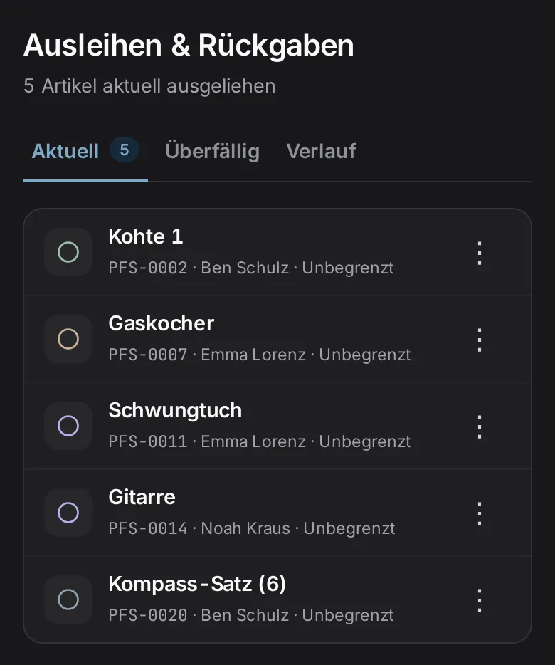Materialwart auf dem Handy: offene Ausgaben — Kohte, Gaskocher, Schwungtuch, Gitarre und Kompass-Satz mit Namen