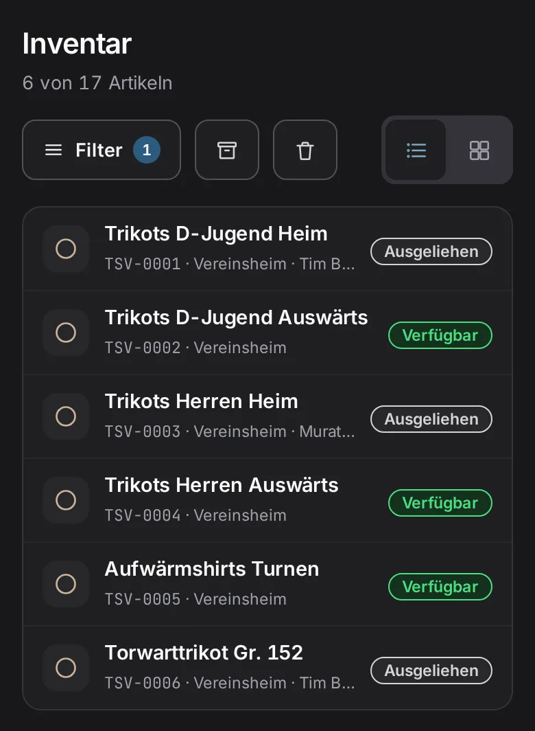 Materialwart auf dem Handy: Trikotsätze einer Jugend- und einer Herrenmannschaft, ausgeliehen oder verfügbar