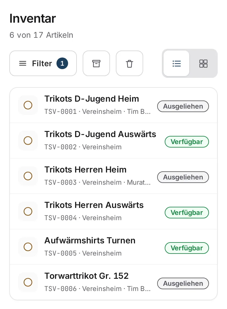 Materialwart auf dem Handy: Trikotsätze einer Jugend- und einer Herrenmannschaft, ausgeliehen oder verfügbar